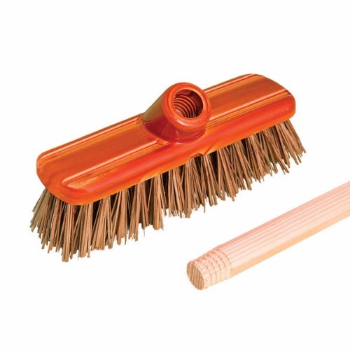 Cepillo parrillero palmyra con mango de madera y cerdas naturales resistentes al calor