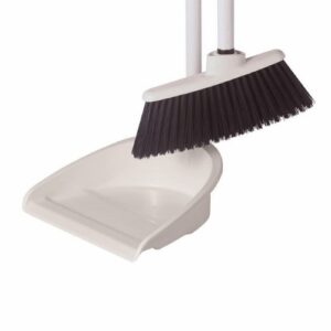 Pala aeropuerto con escobeta plástica y cabo metálico, ideal para limpieza profesional y recolección de residuos.