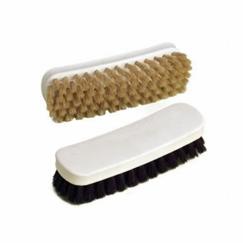 Cepillo de mano cerda suave con base plástica y cerdas de PVC para limpieza delicada y multiuso.