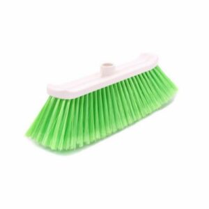 Escobillón Fiorella de base plástica y cerdas PET, ideal para limpieza de interiores y exteriores con máxima resistencia.