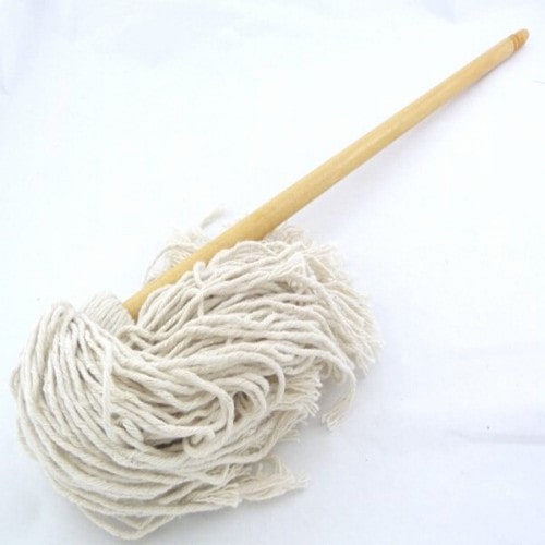 Plumero de algodón con cabo de madera y flecos de hilo absorbente