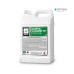 Aplicación de Caustic Cleaner en acción durante la limpieza industrial de equipos de acero inoxidable
