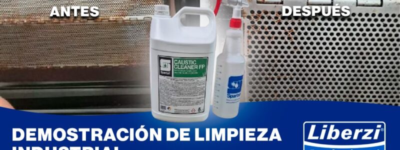 Técnico realizando demostración de limpieza industrial en cinta transportadora de acero inoxidable utilizando productos CAUSTIC CLEANER y SANI-TYZE.