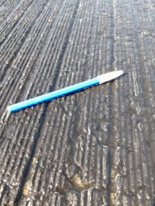 Aplicación de producto desengrasante en pista aeroportuaria durante la limpieza de caucho