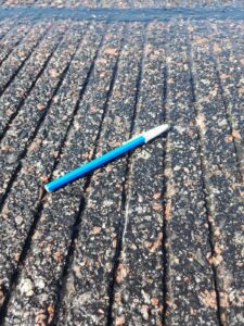 Aplicación de producto desengrasante en pista aeroportuaria durante la limpieza de caucho