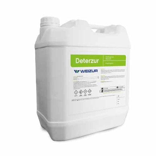 Deterzur detergente de uso manual espumoso para desengrasar superficies, disponible en bidones de 10 y 20 litros.