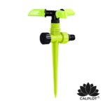 Aspersor giratorio 3 brazos con espiga 1/2 para riego uniforme de jardines y áreas verdes.