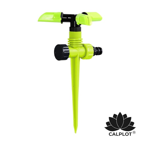 Aspersor giratorio 3 brazos con espiga 1/2 para riego uniforme de jardines y áreas verdes.