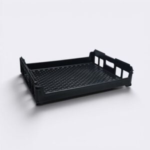 Bandeja de pan ventilada y apilable para almacenamiento y manipulación de productos de panadería.